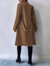 Trench coat - élégant manteau long pour femmes avec ceinture à nouer et détails en boutons