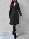 Trench coat - élégant manteau long pour femmes avec ceinture à nouer et détails en boutons
