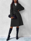 Trench coat - élégant manteau long pour femmes avec ceinture à nouer et détails en boutons