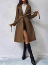 Trench coat - élégant manteau long pour femmes avec ceinture à nouer et détails en boutons