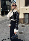 Veste en cuir à col en sherpa - manteau court zippé noir pour femmes