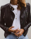 Veste en cuir biker - veste noire ajustée pour femmes avec détails zippés